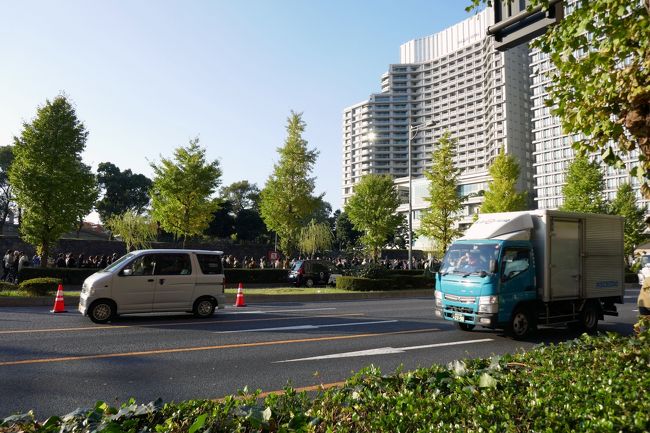 そそくさと羽田空港を脱出し、京急に飛び乗ったはいいけど着いた駅は日本橋。<br /><br />土地勘ゼロなのでよくわからず、とりあえず表示にそって歩く歩く・・<br /><br />そして大手町駅から外に出ました。<br /><br />めっちゃ人いる！！