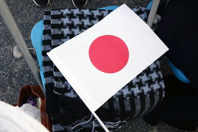日の丸の旗。<br /><br />人生初の国旗振り！