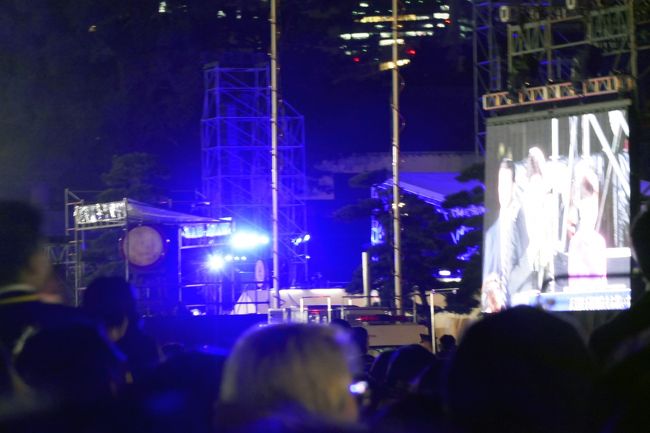 光っているのがステージ・・かな？？<br /><br />カメラの望遠いっぱいにしてやっとこの程度しか見えない距離でした・・<br /><br />かろうじて肉眼でみえたのはおそらく有働さんだけ。なぜなら紫色のドレスが点のように見えたからです・・