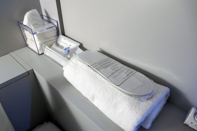 ファーストキャビンと同様のシステム。<br /><br />タオルやアメニティは一通りありますが、部屋着がないのがちょっと痛手ですね。