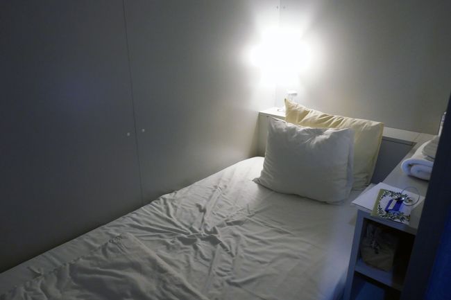 ベッドの感じ。<br /><br />テレビはないです。<br /><br />ビルの1階にフロントと居酒屋があり、部屋が3階だったので結構うるさいですが私はそういうの気にならないタイプなので平気でした。（気になる人用に耳栓ありました）<br /><br />お風呂はファーストのように大浴場とシャワーがあるわけではなく、シャワーだけでしたが、全室個室シャワーだったのが私的には良かったです。