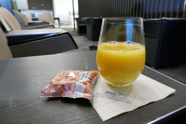 行きにアップグレードポイントを使おうと思ったけど満席だったので、帰りの便で使うことにしました。<br /><br />なのでここではジュースのみ。