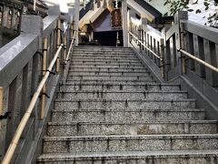 小野照崎神社を後にして、鶯谷方面に10分ほど歩いて元三島神社へ。
鶯谷の駅からすぐの場所に鎮座しています。
