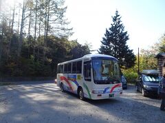 韮崎駅前からバスで深田記念公園へ。人気の山のようで満員（ほぼ同時刻発の瑞牆山荘行きはもっと満員）。