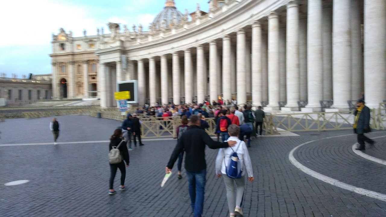 バチカン、サンピエトロ大聖堂への入場は朝8時より始まります。
現在7時45分、強烈なセキュリティチェックの大行列も
早朝なら、このくらいです。
昨日の大行列に並ばなかったのは大正解です。