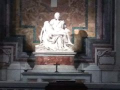 朝早い時間は、遠めでしか見ることができませんでした。
有名なミケランジェロのピエタですね。
キリストを優しく抱きかかえるマリア像です。
クーポラから降りてきたら、直ぐ近くで見ることができました。
