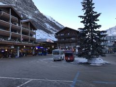 Zermatt駅に再度やって来ました。今日の旅のスタートです。

前日は飛行機で移動してきてそのままここまでやってきて宿泊という、移動するだけの日となりましたが、本日もある意味では移動するだけの日になりそうです。
移動と言っても列車に乗っているだけ、自分の足で歩く事はあまりないのですが、一日中座っているというのもかなり体力の要るものです。