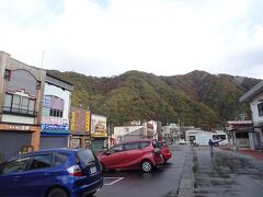 水上駅に到着すると、曇っていて路面が濡れていました。。。山の状況が気懸り。
ほぼ同時刻発の谷川岳に行くバスは満員でしたが、武尊山の登山口近くを通るバスの乗客はなんと自分1人。