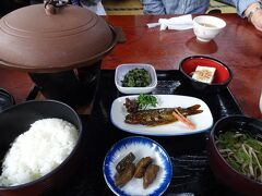 注文したのは「飛騨牛味噌陶板焼定食」です。

フタの中身は・・