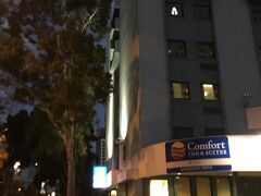 ウェーブロックを出て、3時間半ほどで本日の宿、Comfort Inn & Suites Goodearth Perthに到着。
駐車場無料ということで予約しましたが、部屋数に対して駐車場の数があまりに少なく、結局、他の駐車場に12AUD/1日で停めるか路駐です(-"-)
土曜の18時以降から日曜は路上パーキングが無料だったので、目の前に停めました・・・(-_-;)