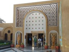 午後３時３０分ころに神殿観光を終え、バスで北東にある今日の宿に移動しました。Hotel Mercure Luxor Karnakというフランスのアコール系のホテルです。入口は、モスクのようなデザインで、大理石と金色を多用しています。