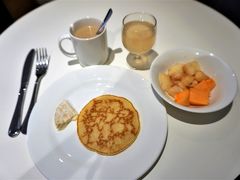 8時起床。ゆっくり朝ご飯。
果物は、カジノで買ったネクタリン、モノプリで調達したカヴァイヨンのメロン。

旅も14日目になり、毎日暑いし、疲れが出てきます…。
明日は”ボーヌ”に足を延ばす予定だから、今日は中休み。
リヨンはそれほど見所がないこともあり、ダラダラ、もとい、のんびり。（^^;