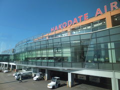 1時間40分ほどで飛行機は無事に着陸！
私自身は初めて訪問する街、
「HAKODATE」の文字が新鮮です。