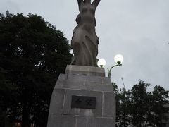 大通公園を歩いていると、色んな銅像があります。