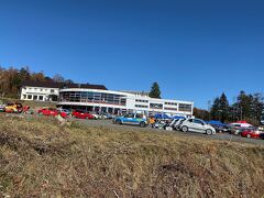 　御嶽の7合目付近にある田の原駐車場を目指していたのですが、昨日と今日はラリーがあるので通行止めになっていました。
　スキー場の駐車場に車を置いて、見物に行きました。
