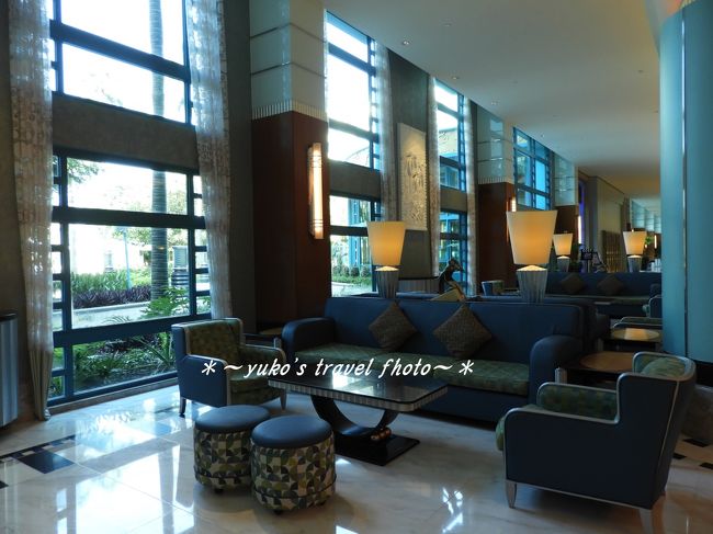 朝早すぎて、誰もいない。<br />お土産のショップもオープン前です