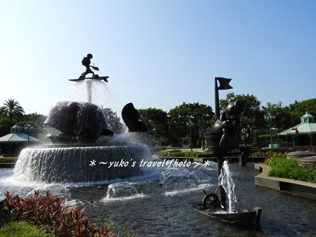 クジラの潮吹きでサーフィンするミッキー