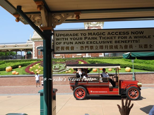 30分程並ぶだけで汗だくです。<br />水分補給のペットボトルがこの時すでに半分！！<br />そこにミッキー&amp;ミニー登場！