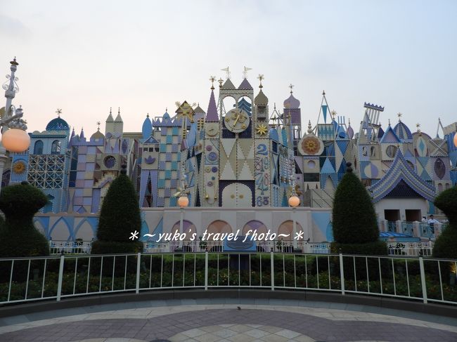 イッツ・ア・スモールワールドでは少し休憩。<br />夕方はいくらか涼しくなりました。