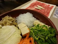 今回は２食付きプランで予約していたので夕食はちょっと離れたところにある『こはく食堂』でいただきました
夕食は豊後牛のすきやき
いや、普通に美味しいよ
１泊２食付き１名あたり６千円以下という激安なのに