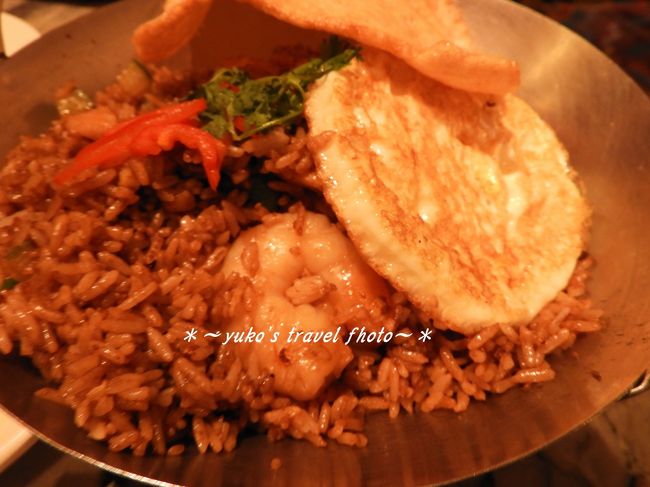 ナシゴレンの写真はプリプリのエビがたくさん並んでいたのに、出てきたら１つもなかったので『えーっっ！』と２人で探すと中にゴロゴロ入っていました(*￣∇￣*)とりあえず一安心。<br /><br />明日はもう帰国です。<br />あっという間の1日でした。