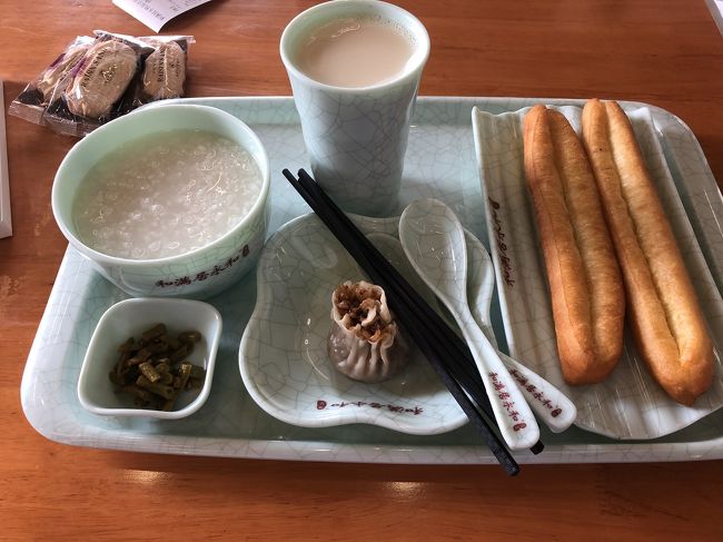 南京での朝食　こちらはキレイなお店です<br />トレーの左上はセントレアで買ったレーズンサンドです