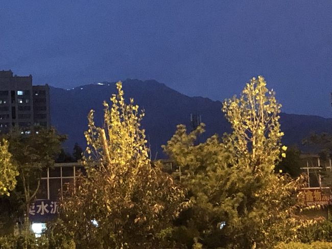 泰安駅からホテルのある泰山駅まで路線バスで移動<br />妻がタクシーが嫌だと言うので大きなスーツケースを抱えながら45分