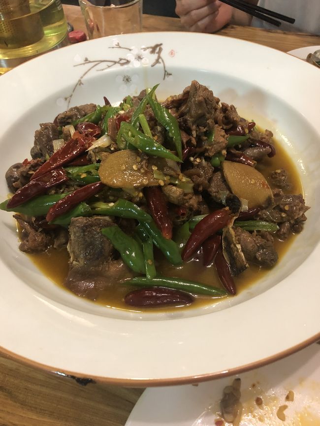 初日の夜の一品　鴨が半分入ってたと思いますが<br />128元はやや高い❓<br />値段は段々ボケて来ました