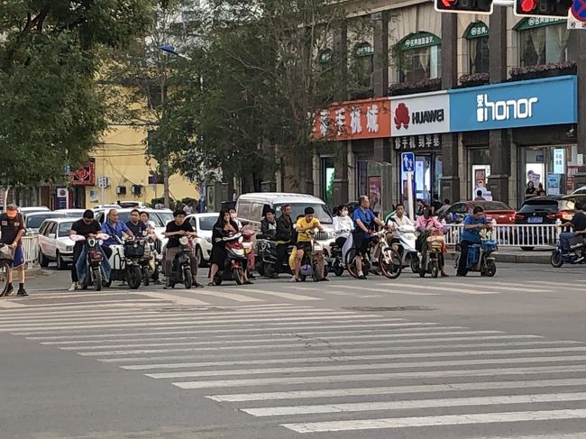 鈴鹿のレースのような原付横一列<br />電動で音が小さいので歩行者には天敵です