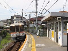 ホテル最寄（と言っても１．５キロほど離れていましたが）の切石駅からスタートします。
ちょうど上り飯田行の普通列車がやってきました。
特急電車を使った普通列車です。
この列車で通学する高校生は優雅な通学ですね。

この列車のあと、下り天竜峡行の電車に乗り、天竜峡駅で乗り換えてさらに静岡県方面へ南下します。