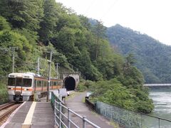 田本駅周辺を１時間ほど散策したあと、２駅ほど静岡県方面へ南下します。
電車の本数が少ないので、下り上りをジグザグに組み合わせての移動です。

今度は２駅目、為栗駅で下車します。

この駅周辺の為栗集落もダムで水没してしまったため、周辺には人家がありません。
天竜川を渡るつり橋が見えます。
