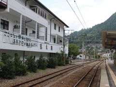 この駅は天龍村の代表駅。
１日の利用者は約６０人。
多くは無いですが、秘境駅の利用者が０人から５人なので、桁が違います。

この駅は駅舎に「ふれあいステーション龍泉閣」という日帰り温泉＆ホテルになっています。
ここで温泉に入りました。