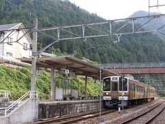 温泉でゆっくりして、再度飯田線の電車に乗り、上諏訪駅へ。
上諏訪駅から乗った特急は今は廃止になった車両の「スーパーあずさ」でした。