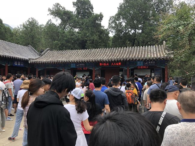 チケット売場　お父さんが、順番待ちの家族が多数