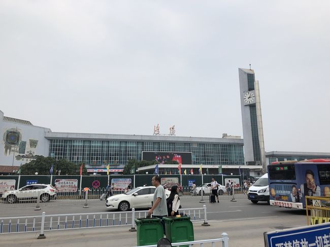 高鉄は龍門駅でこちらは洛陽駅　駅周辺は古い町でした