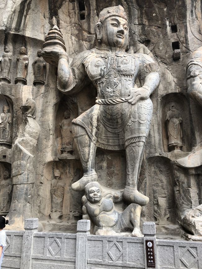 ジェット・リー主演の少林寺でも確か龍門石窟に隠れてるシーンがあったような気がします