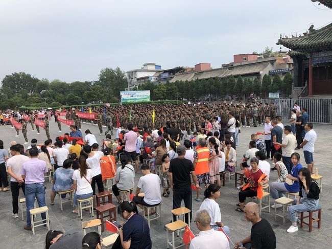 入口前の広場で小学生の訓練が