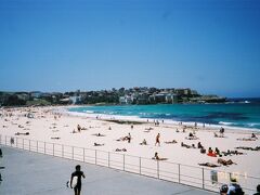 シドニーで一番有名なビーチ、ボンダイ・ビーチ(Bondi Beach)。
ワーホリビザでシドニーに渡った妹が住んでいた場所。
その妹の家にお邪魔し、僕がオーストラリアで初めて「生活」している気分に浸ることができた思い出の場所である。