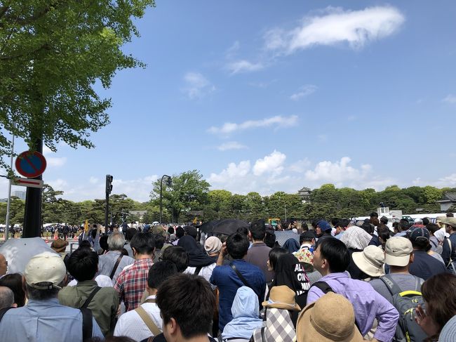 翌日いざ皇居へ。<br />東京駅を出たところからすでに人人人。