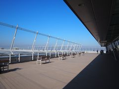 あっという間に発券してもらい（一応、家でオンラインチェックインした際に、印刷はしてきたけど）、さらには今回珍しく荷物を預けてきました。中国東方航空での上海乗り継ぎなもので、中国で使わない荷物はまとめてベトナムまで直接送ってしまいましょう。
てなわけで展望デッキへ。