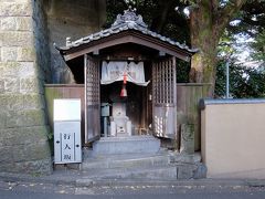 行人坂(ぎょうにんざか)

寛永の頃、出羽(山形県)の湯殿山の行人が、このあたりに大日如来堂を建立し修行を始めました。しだいに多くの行人が集まり住むようになったので、行人坂と呼ばれるようになったと書いてありました。