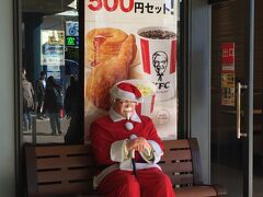 ケンタッキーのカーネル・サンダースさんも、クリスマス仕様になっていました。