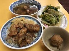 軟骨だけど、ホロホロフルフル柔らかな、甘辛醤油味の豚肉丼。
薄切り柔らかメンマとモヤシも効いて、美味～～い！
軟骨スープ、茹でレタス、肉団子一個も頼んで、これで１５０元、
５００円ちょっとです。