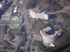 大韓航空KE706便（成田国際空港 9:05発 ― 仁川国際空港 
同日11:50着）の「エアバスA330-300」の機内から撮った景色の写真。

9:19テイクオフ

『ヒルトン成田』が見えます↓

<『ヒルトン成田』宿泊記（１）ヒルトン・オナーズの
ダイヤモンドメンバーのアップグレード特典でホテルライフを楽しもう
〔第３弾〕、「ヒルトンルーム」から「スイートルームキング」の
スイートルームにアップグレード (^^♪、飛行機好きにはたまらない
エアポートビューのワクワクするお部屋の窓からの眺めに
熱中しちゃいました (*^O^*)>

https://4travel.jp/travelogue/11439806