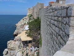 アドリア海を望む城壁の外側にはブジャ（Buza bar)を望むことが出来ます。
旧市街から城壁に穴を開けてあるのですが満席でした。