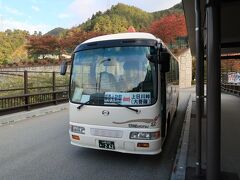 臨時便の1号車は上日川峠直行という事で2号車に乗車。38分着で大勢のハイカーで下車し、全員乗り切れず。満員で7時45分に出発