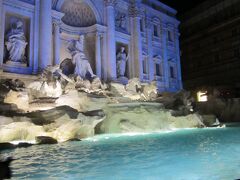 ローマに来たら外せない（？）トレヴィの泉。前回は昼間に来たので、夜は初めて。ライトアップされてて幻想的でした。