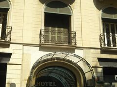 ホテルへチェックインします。
Hotel Continental Balcelona
カタルーニャ広場から3つ目のビルに入っていてランブラス通りに面している好立地のホテルです。
空港バス乗り場までも３分です。