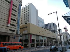 松山空港から空港リムジンバスで宿泊先である大街道バス停に到着。
バス停の目の前にANAクラウンプラザホテル松山があります。