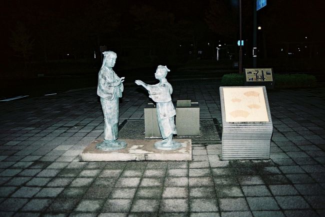 〝藤樹先生孝養像〟少年時代の藤樹先生があかぎれに良く効く薬を大洲から持ち帰り、母に渡した逸話による。